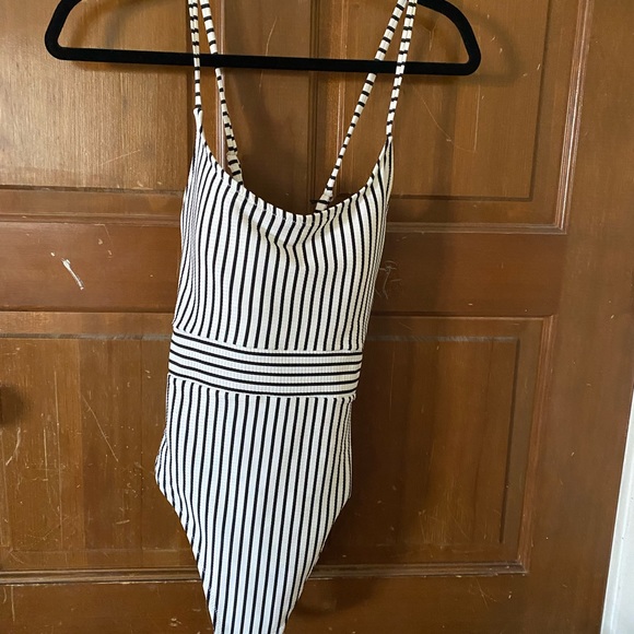 SHADE & SHORE black & white ribbed one piece suit - Picture 2 of 6
